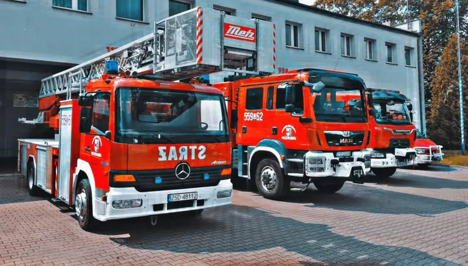 Pożar samochodu w Kołaczu Kolonii – wspólna akcja OSP Połczyn-Zdrój i OSP Kołacz