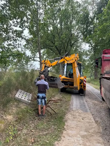 Rozpoczęto naprawę drogi w Batyniu – wymiana płyt Jumb w ramach gwarancji