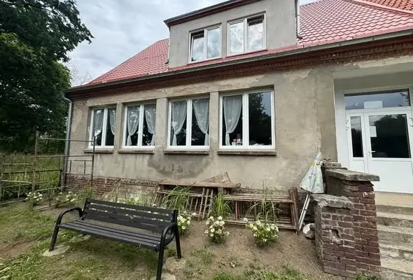 Zakończono inwestycje w Kłodzinie: nowa elewacja świetlicy i ogrodzenie placu zabaw