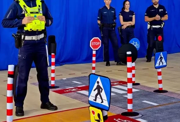 Świdwin: Policjanci uczą dzieci bezpiecznej drogi do szkoły