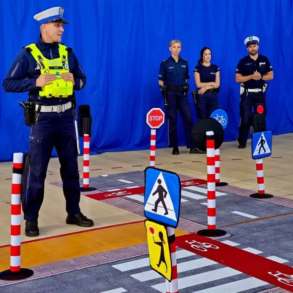 Świdwin: Policjanci uczą dzieci bezpiecznej drogi do szkoły