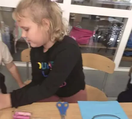Jesienne przetwory w świetlicy szkolnej – kreatywna zabawa dzieci