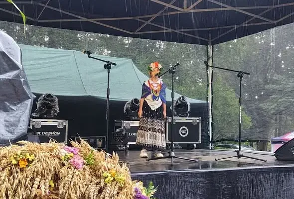 Nikola z klasy 4 zachwyciła publiczność podczas Gminnych Dożynek