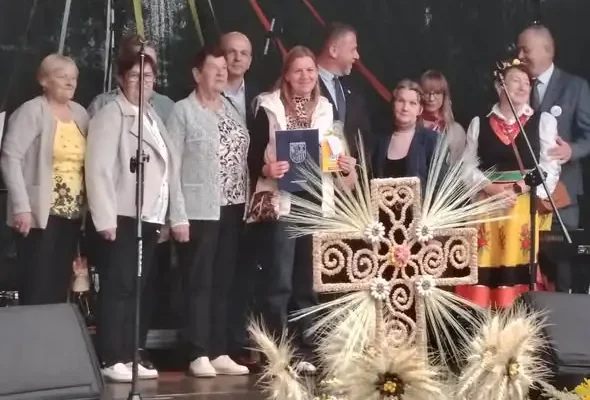 Wieniec dożynkowy z Łąkowa triumfuje w powiecie i na szczeblu wojewódzkim