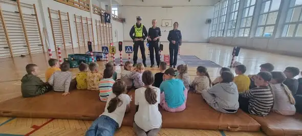 Świdwin: Policjanci uczyli najmłodszych uczniów bezpiecznego poruszania się po drodze