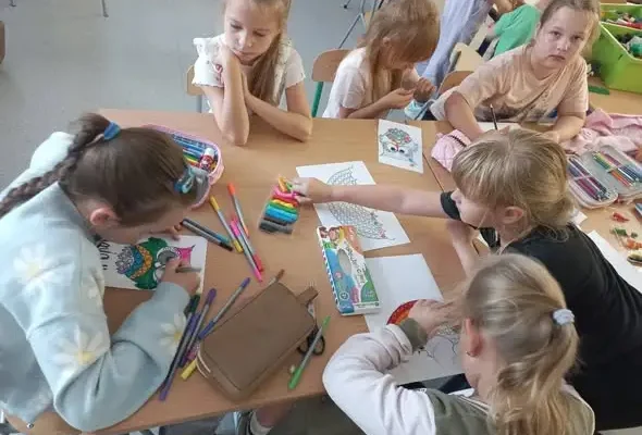Dzień Kropki w świetlicy szkolnej – kreatywna zabawa dzieci