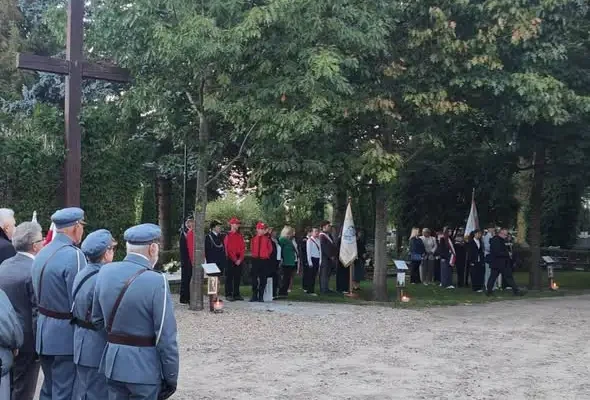 Młodzieżowa Drużyna Pożarnicza z Połczyna oddała hołd Ofiarom Zbrodni Katyńskiej