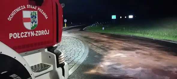Śliska plama ropopochodna na rondzie w Przyrowie. Interweniowali strażacy z OSP