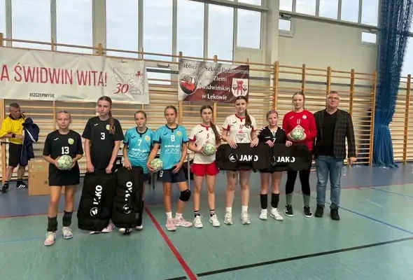 Turniej piłki ręcznej dziewcząt w Lekowie – sportowa rywalizacja i wspólna pasja