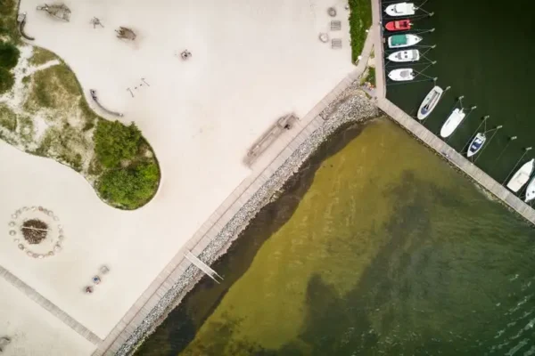 Rosyjski dron Gerbera wyłowiony z Bałtyku na plaży w Rusinowie