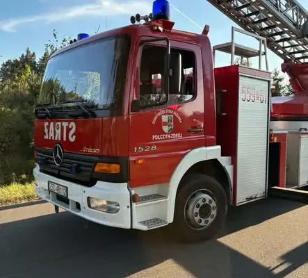 Dwa wyjazdy strażaków z Połczyna-Zdroju: konar nad jezdnią i siłowe wejście do mieszkania